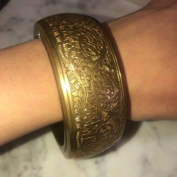 vtg Big Brass Floral Flower Eteched Engraved Wide Chunky Bangle 1.2” 8” Inside - Picture 5 of 8